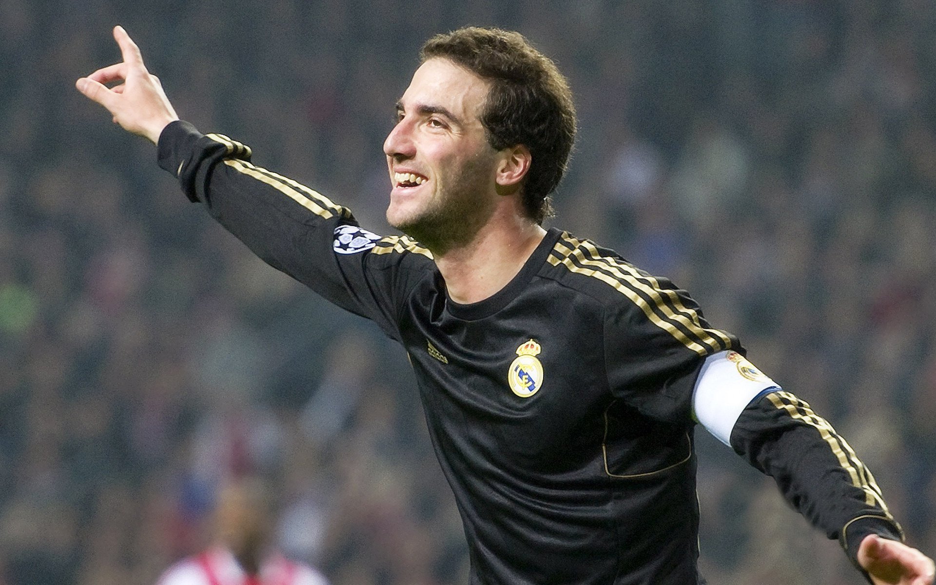 开云体育APP下载-F1新赛季揭幕战之夜，孙兴慜冠军级表现，速度与意志的跨界共鸣