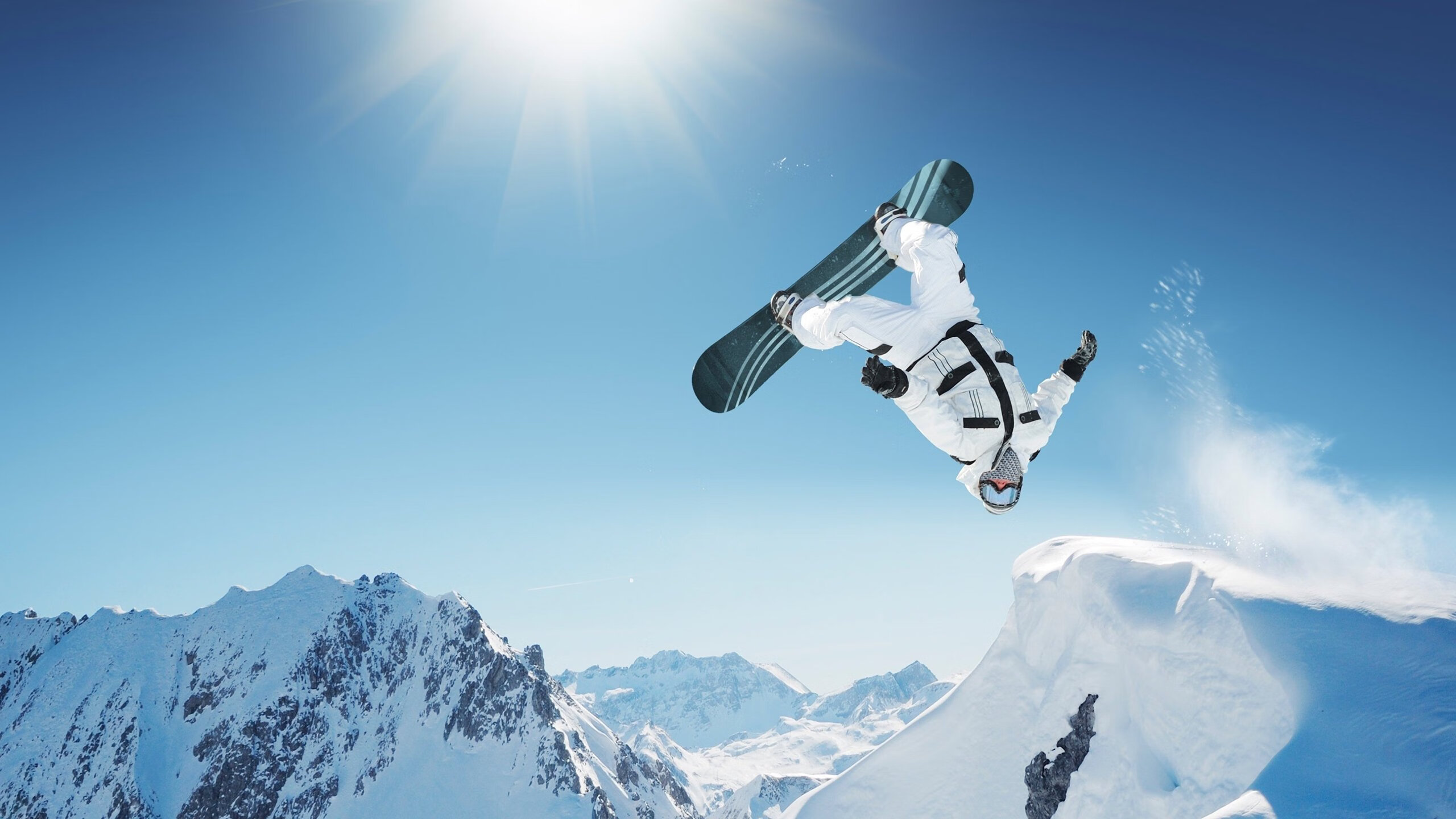 街道上的黄潜风暴，当F1引擎轰鸣遇见足球闪电战