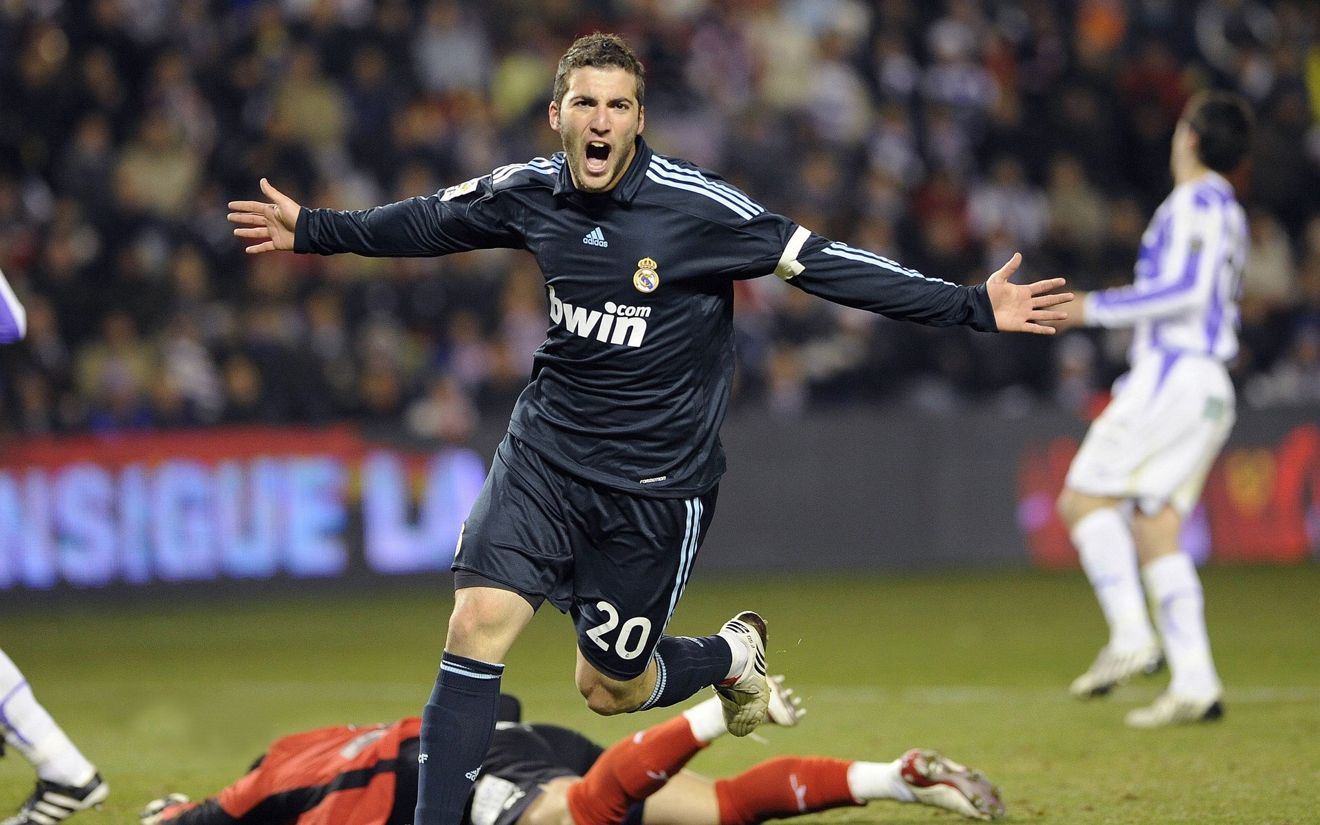 皇马绝杀日本，门迪在F1街道赛接管比赛，当足球与赛车共享同一种心跳